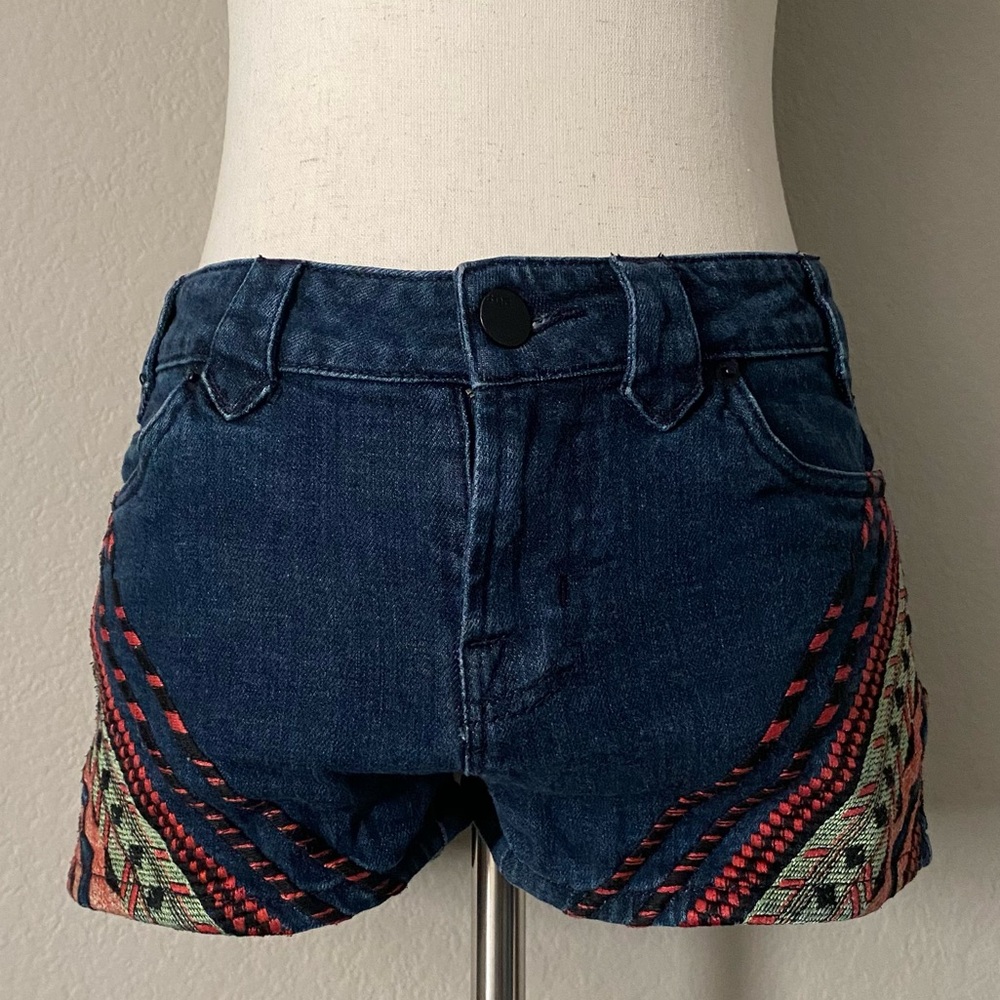 UO BDG Aztec Embroidered Shorts ✨